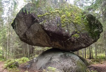 Kummakivi_balancing_rock_in_Ruokolahti,_Finland